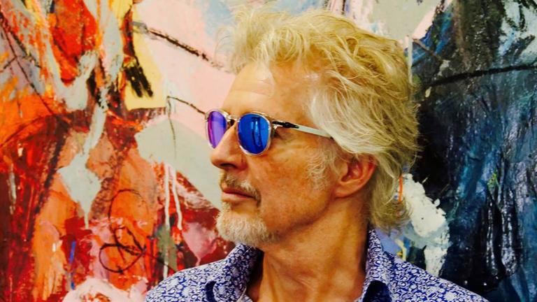 Der Autor Frank Schätzing mit Sonnenbrille im Deutschlandfunk