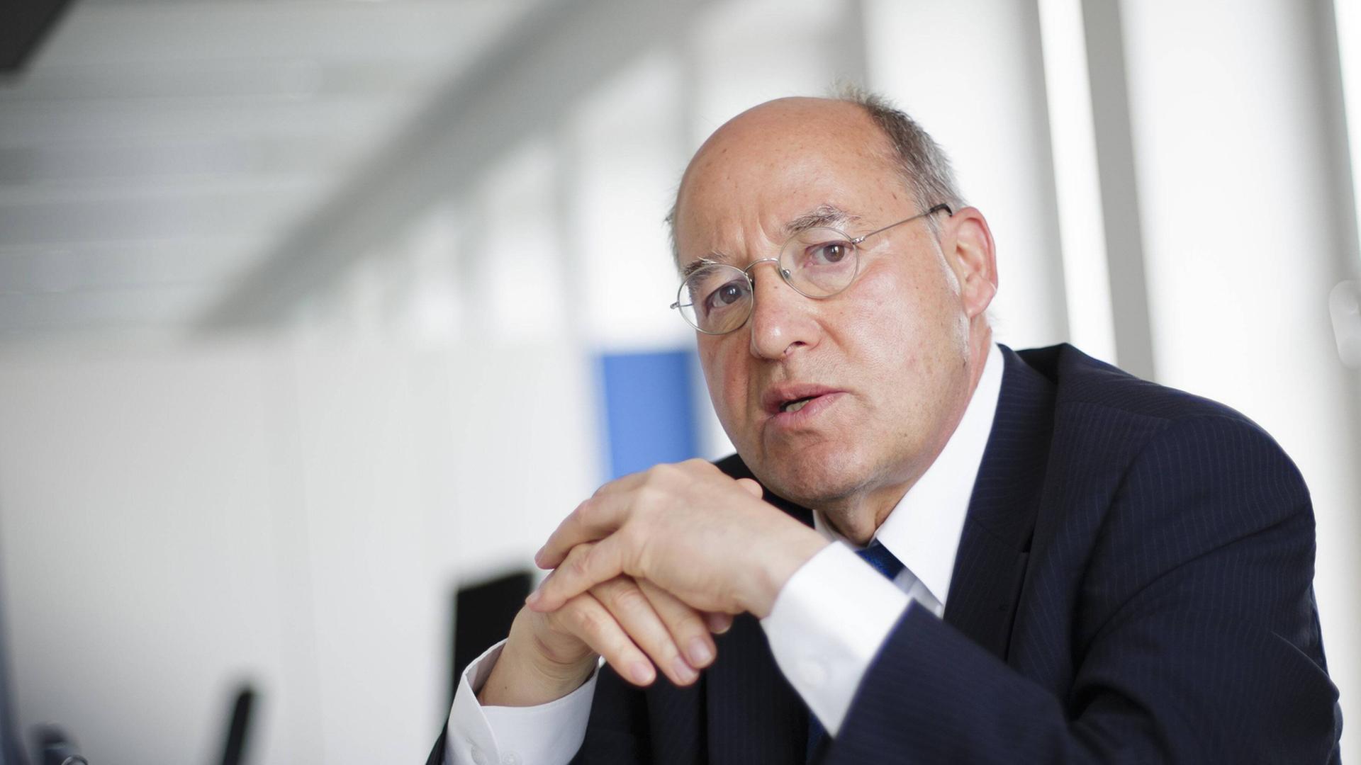 Gregor Gysi während eines Interviews im Mai 2017. Gregor Gysi während eines Interviews im Mai 2017.