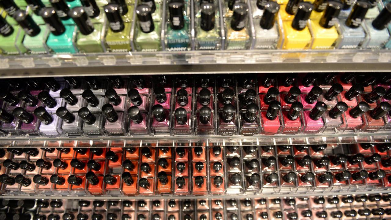 Nagellackfläschchen mit verschiedenen Farbtönen Nagellackfläschchen mit verschiedenen Farbtönen