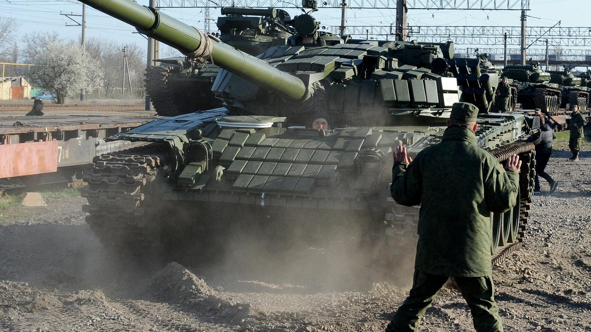 Ein russischer Panzer (hier auf der Krim) - die Ukraine bezichtigt Russland mehrer Grenzverletzungen. Ein russischer Panzer (hier auf der Krim) - die Ukraine bezichtigt Russland mehrer Grenzverletzungen.