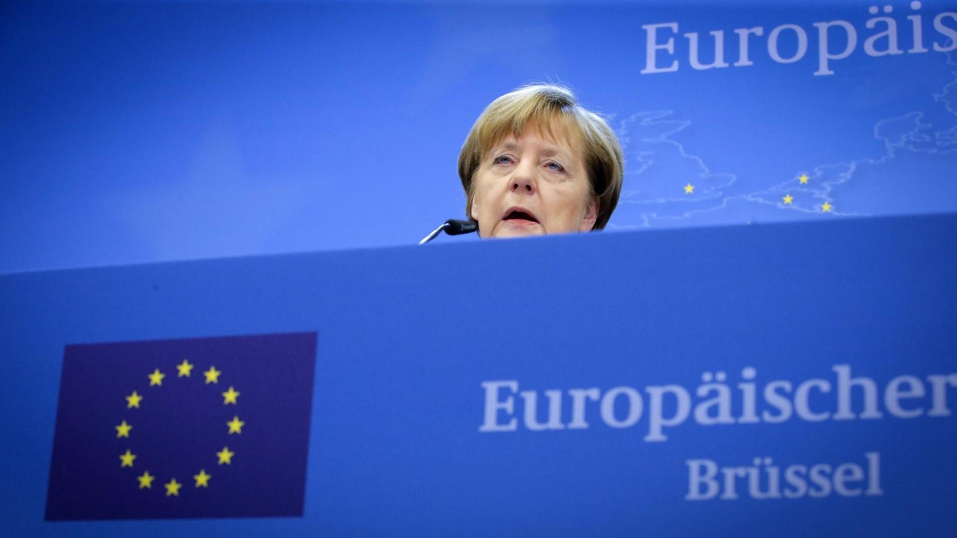 Das Bild zeigt eine einsam wirkende Bundeskanzlerin Merkel auf einer Pressekonferenz beim EU-Gipfel im Februar 2016 Das Bild zeigt eine einsam wirkende Bundeskanzlerin Merkel auf einer Pressekonferenz beim EU-Gipfel im Februar 2016