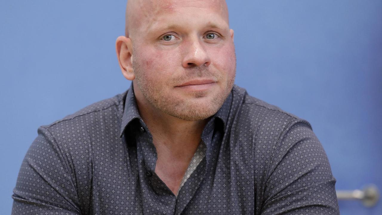 Porträt des Intensivpflegers Ricardo Lange, 2021. Porträt des Intensivpflegers Ricardo Lange, 2021.