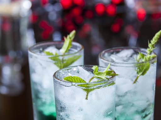 Drei Cocktails mit Minzlikör und Eiswürfeln in Gläsern