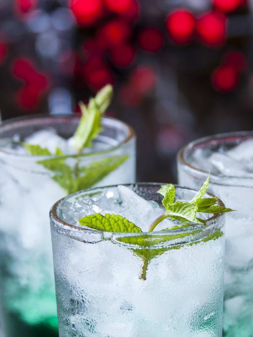 Drei Cocktails mit Minzlikör und Eiswürfeln in Gläsern