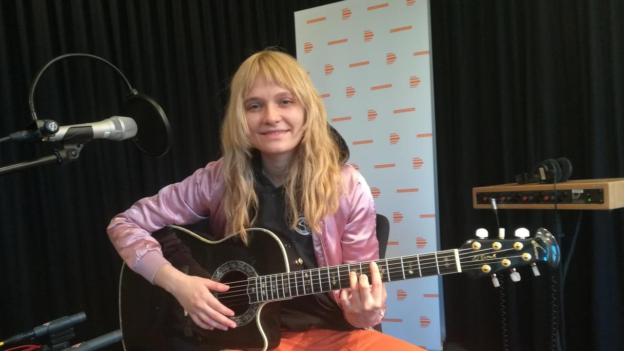 Clementine Creevy, besser bekannt mit ihrem Projekt Cherry Glazerr, spielt Gitarre Clementine Creevy, besser bekannt mit ihrem Projekt Cherry Glazerr, spielt Gitarre