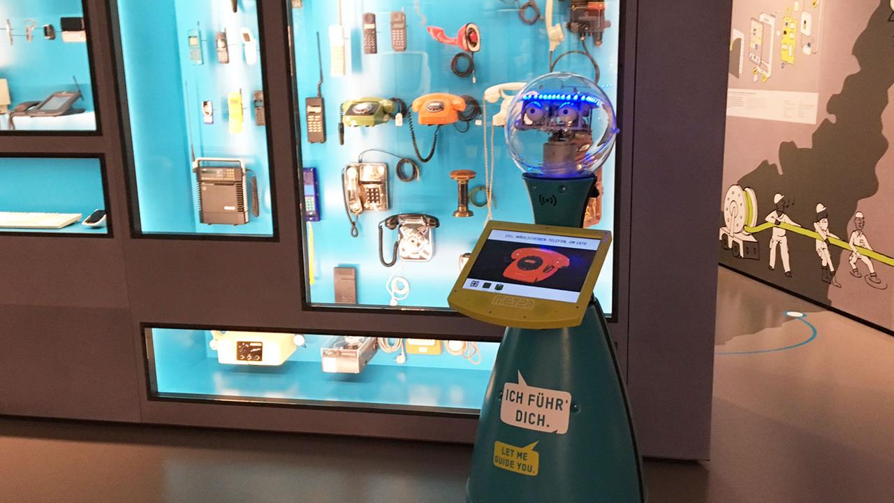 Roboter Tim führt im Deutschen Technikmuseum durch eine Ausstellung. Roboter Tim führt im Deutschen Technikmuseum durch eine Ausstellung.