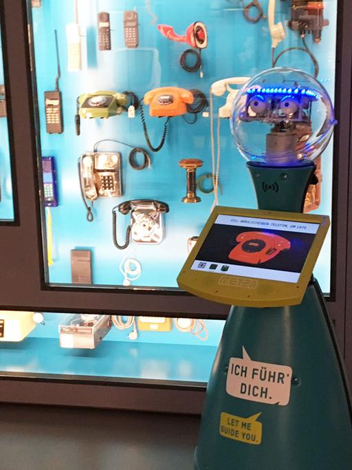 Roboter Tim führt im Deutschen Technikmuseum durch eine Ausstellung.