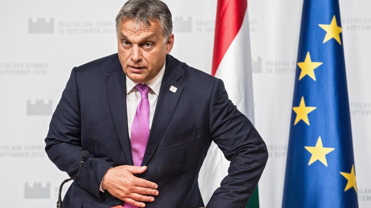 Der ungarische Ministerpräsident Victor Orbán hält am 16. September 2016 die Abschluss-Pressekonferenz am Ende des informellen EU-Gipfels der 27 Staats- und Regierungschefs in Bratislava. Der ungarische Ministerpräsident Victor Orbán hält am 16. September 2016 die Abschluss-Pressekonferenz am Ende des informellen EU-Gipfels der 27 Staats- und Regierungschefs in Bratislava.