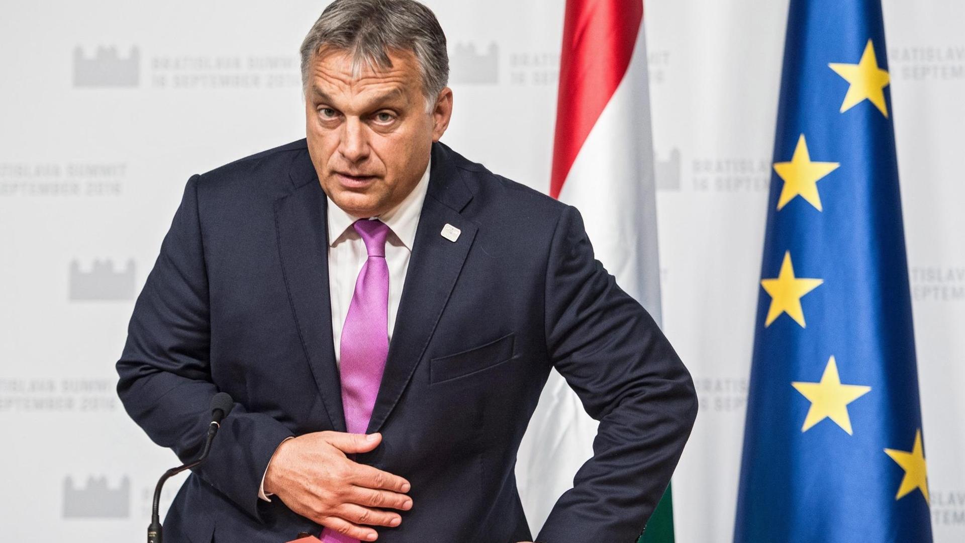Der ungarische Ministerpräsident Victor Orbán hält am 16. September 2016 die Abschluss-Pressekonferenz am Ende des informellen EU-Gipfels der 27 Staats- und Regierungschefs in Bratislava. Der ungarische Ministerpräsident Victor Orbán hält am 16. September 2016 die Abschluss-Pressekonferenz am Ende des informellen EU-Gipfels der 27 Staats- und Regierungschefs in Bratislava.