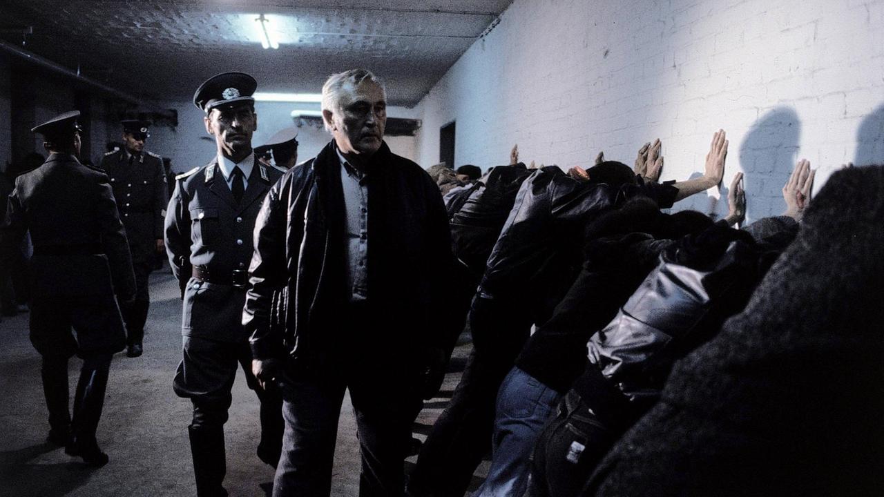 In der Szene ist zu sehen, wie Jugendliche verhaftet werden. In der Szene ist zu sehen, wie Jugendliche verhaftet werden.