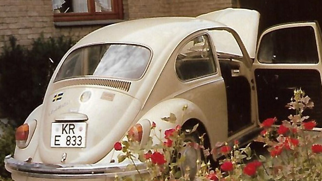 Günther Wessels Käfer 1979. Ein beschfarbender Käfer steht vor einem Haus in einer Einfahrt. Günther Wessels Käfer 1979. Ein beschfarbender Käfer steht vor einem Haus in einer Einfahrt.