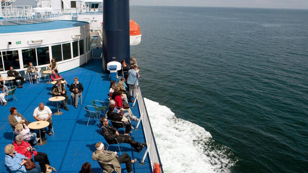 Passagiere sitzen am Sonntag an Deck einer Fähre, die den Fehmarnbelt auf der Ostsee zwischen Deutschland und Dänemark kreuzt. Passagiere sitzen am Sonntag an Deck einer Fähre, die den Fehmarnbelt auf der Ostsee zwischen Deutschland und Dänemark kreuzt.