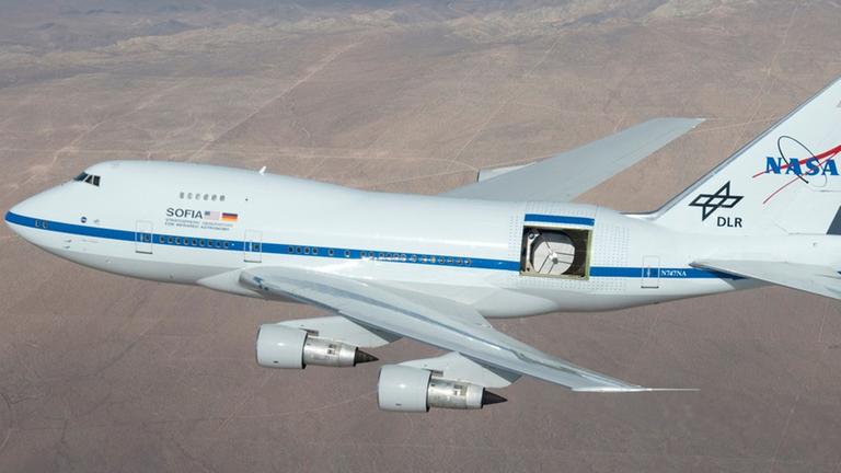 SOFIA mit offener Teleskopklappe bei einem Testflug SOFIA mit offener Teleskopklappe bei einem Testflug