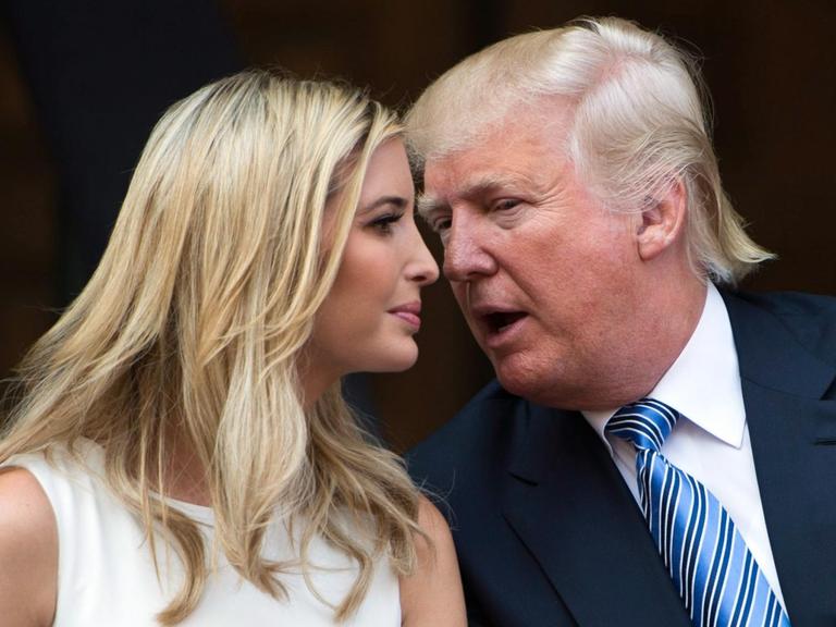 Die beiden stecken die Köpfe zusammen. Trump redet, sie hört zu.