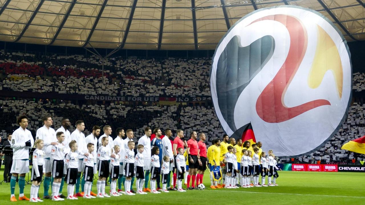 Choreografie für die deutsche Bewerbung für die EM 2024 beim Freundschaftspiel Deutschland gegen Brasilien.