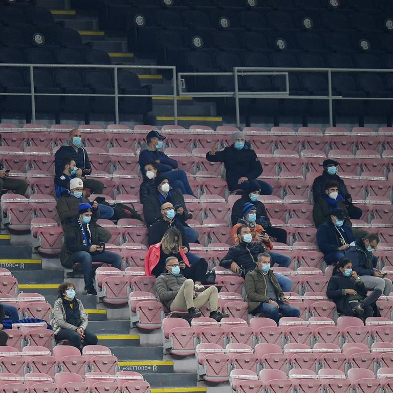 Einige wenige Zuschauer im San Siro Stadion in Mailand beim Spiel gegen Mönchengladbach im Oktober 2020 mit Abstand und Mund-Nasenschutz.