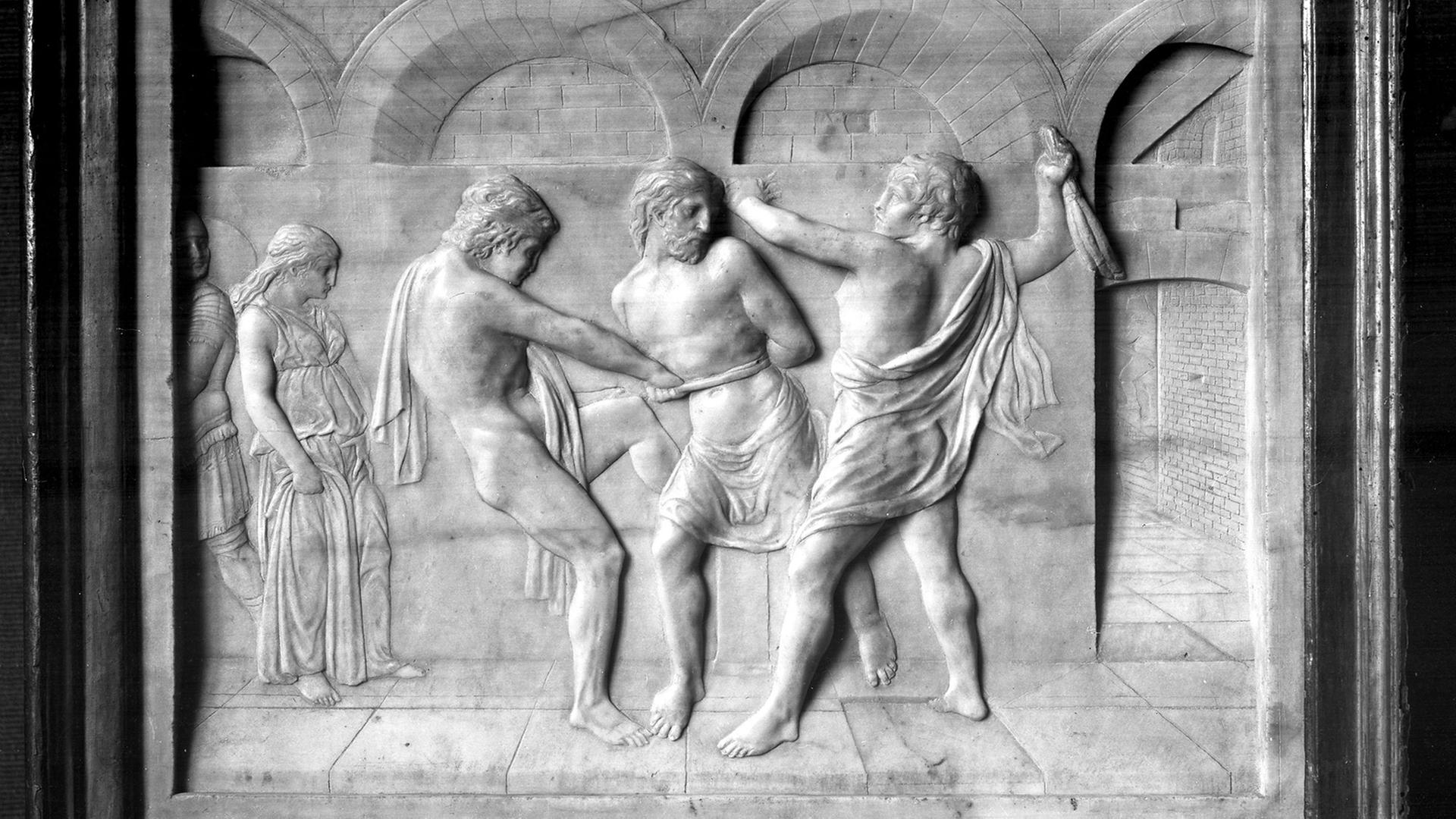 Eine historische Aufnahme des Werks "Die Geißelung Christi" des italienischen Renaissance-Bildhauers Donatello. (Ausschnitt)
