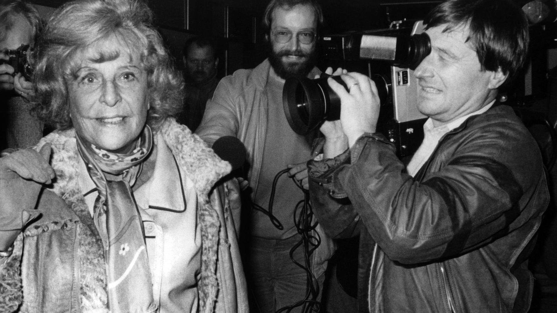 Leni Riefenstahl (l) betritt am 20.11.1984 den Gerichtssaal des Landgerichts Freiburg. Hier beginnt der Prozess, ausgelöst durch den Dokumentarfilm "Zeit des Schweigens und der Dunkelheit" der Filmemacherin Nina Gladitz. "Zeit des Schweigens und der Dunkelheit" setzt sich mit der Rolle Riefenstahls bei der Entstehung ihres Filmes "Tiefland" aus dem Jahre 1940 auseinander. Leni Riefenstahl (l) betritt am 20.11.1984 den Gerichtssaal des Landgerichts Freiburg. Hier beginnt der Prozess, ausgelöst durch den Dokumentarfilm "Zeit des Schweigens und der Dunkelheit" der Filmemacherin Nina Gladitz. "Zeit des Schweigens und der Dunkelheit" setzt sich mit der Rolle Riefenstahls bei der Entstehung ihres Filmes "Tiefland" aus dem Jahre 1940 auseinander.
