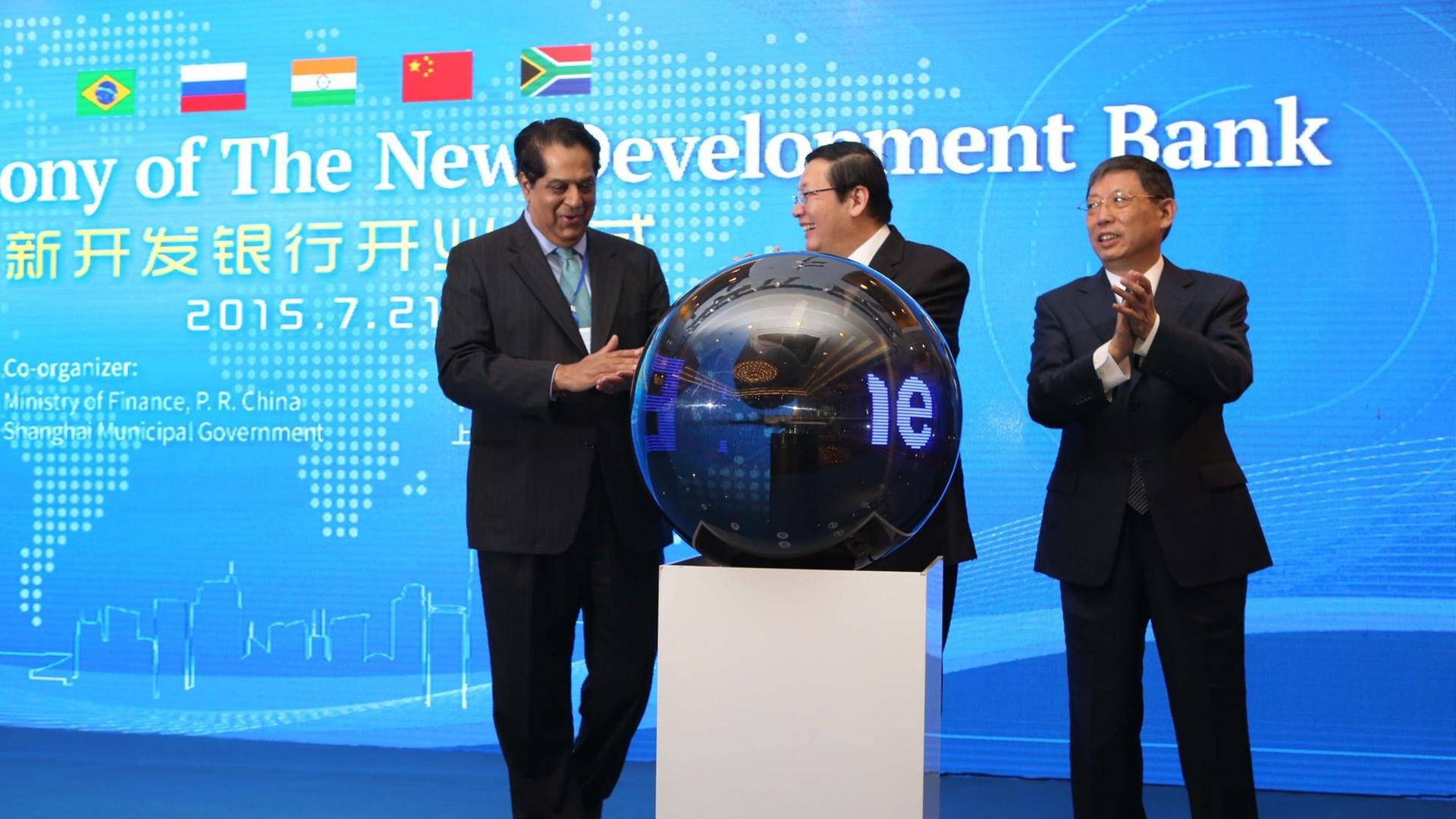 Von links: K.V. Kamat, Präsident der neuen Bank), Lou Jiwei (chinesischer Finanzminister) und Yang Xiong (Bürgermeister von Shanghai) Von links: K.V. Kamat, Präsident der neuen Bank), Lou Jiwei (chinesischer Finanzminister) und Yang Xiong (Bürgermeister von Shanghai)