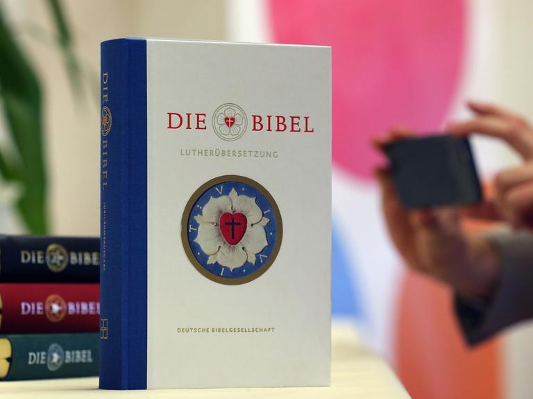 Fünf Jahre wurde der Text der Bibel geprüft und überarbeitet: Die neue Druckversion der Lutherbibel erscheint am 19. Oktober.