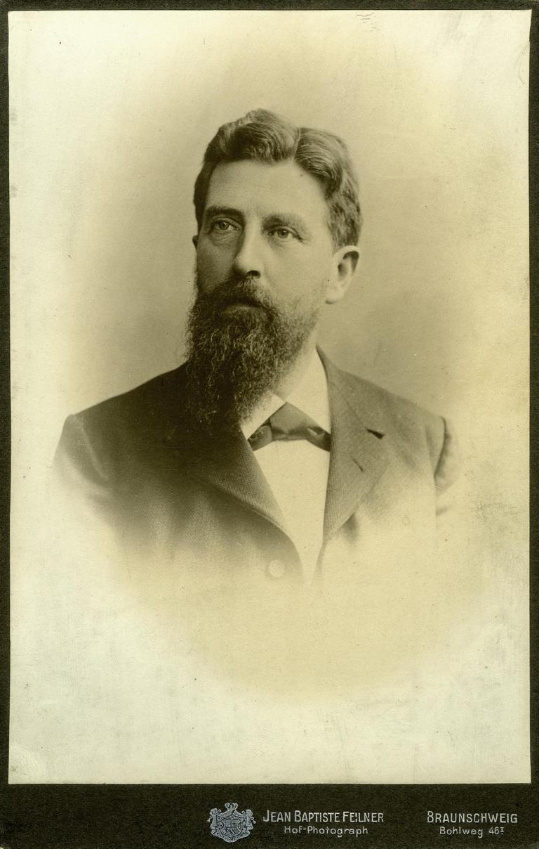 Der Lehrer Konrad Koch (1846-1911) erreichte 1872 die Einführung von Schulspielen an seiner Schule, dem Braunschweiger Martino-Katharineum. Der 1874 eingeführte Fußball war von ihm zunächst als ergänzendes Spiel für den Winter gedacht. In modernen Spielen sah Konrad Koch nicht nur eine hervorragende Möglichkeit zur Motivation seiner Schüler, vielmehr glaubte er an ihren pädagogischen Wert für die Vermittlung körperlicher Konstitution und sozialer Kompetenzen. Der Lehrer Konrad Koch (1846-1911) erreichte 1872 die Einführung von Schulspielen an seiner Schule, dem Braunschweiger Martino-Katharineum. Der 1874 eingeführte Fußball war von ihm zunächst als ergänzendes Spiel für den Winter gedacht. In modernen Spielen sah Konrad Koch nicht nur eine hervorragende Möglichkeit zur Motivation seiner Schüler, vielmehr glaubte er an ihren pädagogischen Wert für die Vermittlung körperlicher Konstitution und sozialer Kompetenzen.