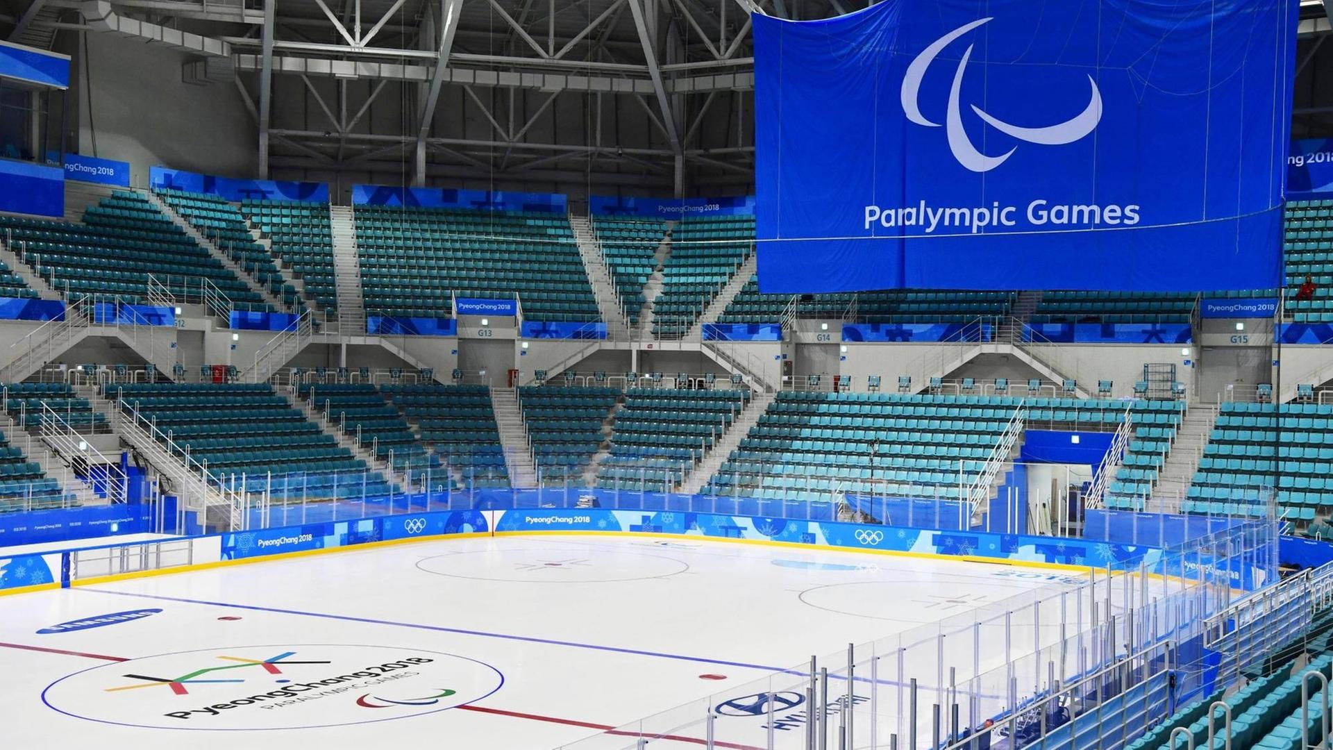 Das Logo der Paralympischen Winterspiele im Eisstadion in Gangneung, Pyeongchang.