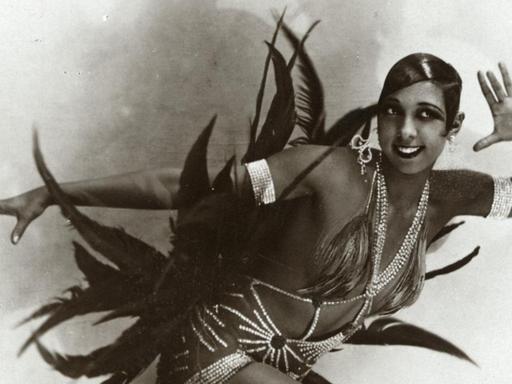 Josephine Baker im Bühnenkostüm.