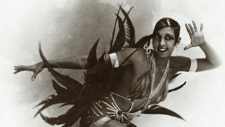 Josephine Baker im Bühnenkostüm. Josephine Baker im Bühnenkostüm.