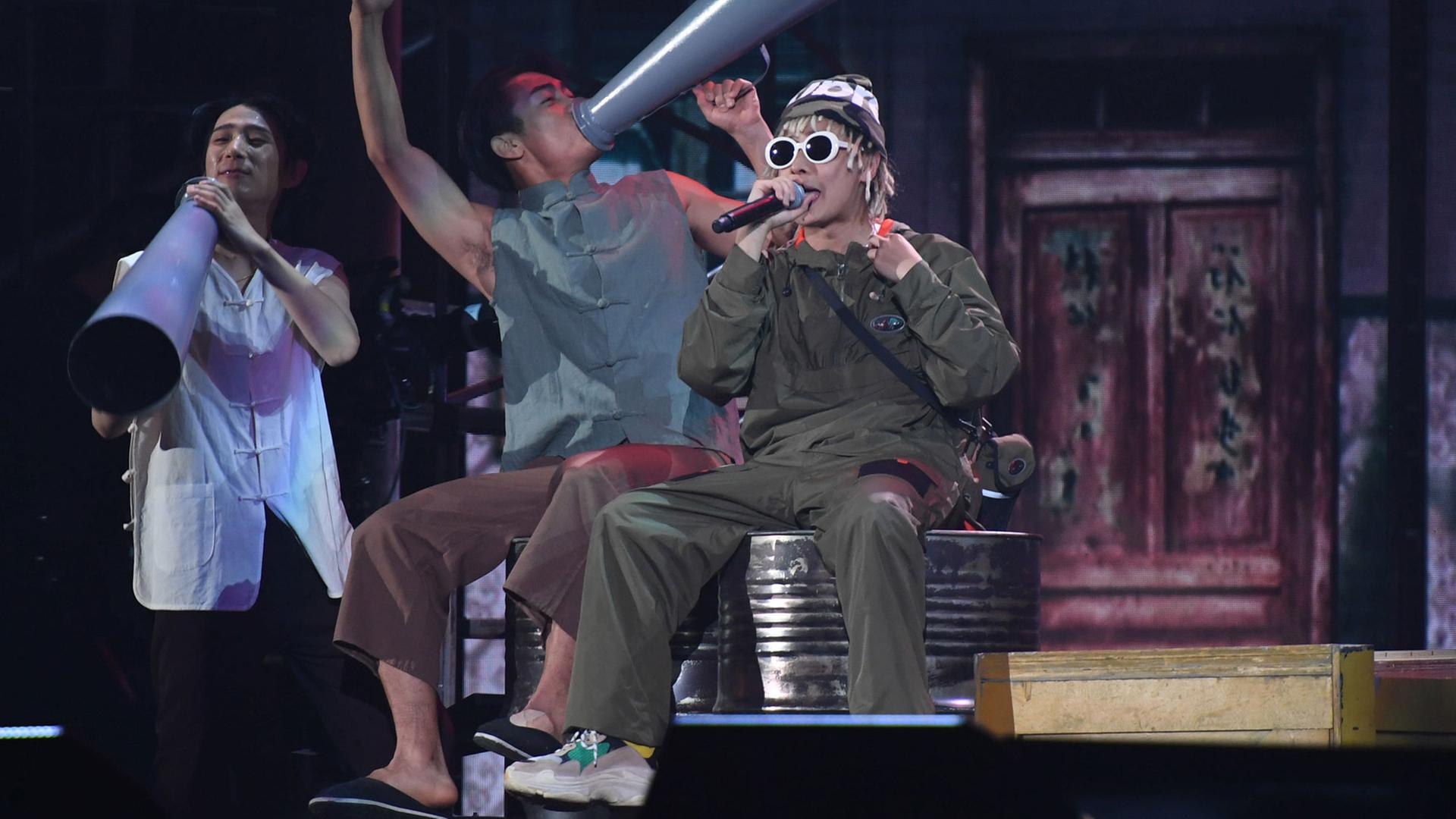Der chinesische Rapper Bridge bei einem Konzert in Peking, Dezember 2017 Der chinesische Rapper Bridge bei einem Konzert in Peking, Dezember 2017