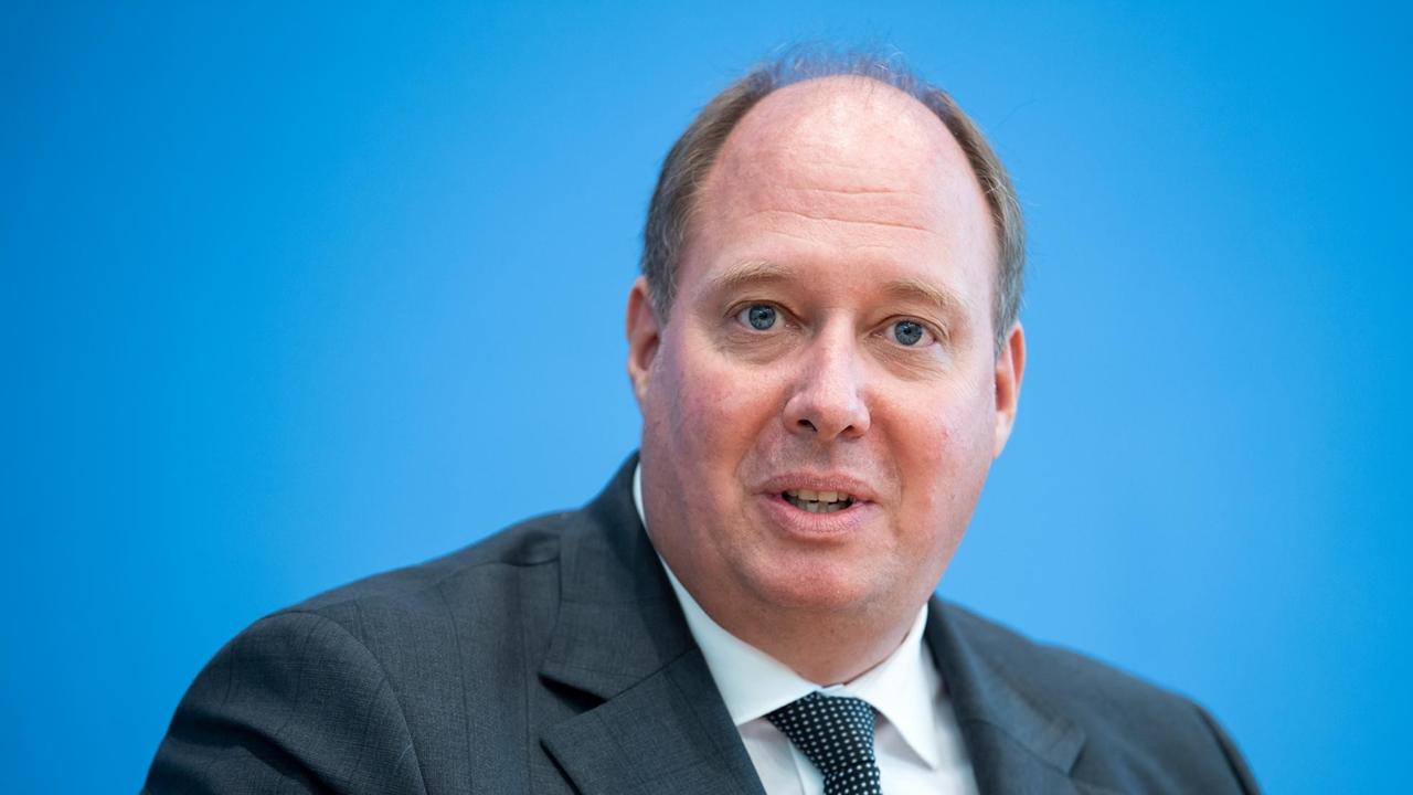 23.09.2020, Berlin: Helge Braun (CDU), Chef des Bundeskanzleramtes und Bundesminister für besondere Aufgaben, bei einer Pressekonferenz 23.09.2020, Berlin: Helge Braun (CDU), Chef des Bundeskanzleramtes und Bundesminister für besondere Aufgaben, bei einer Pressekonferenz