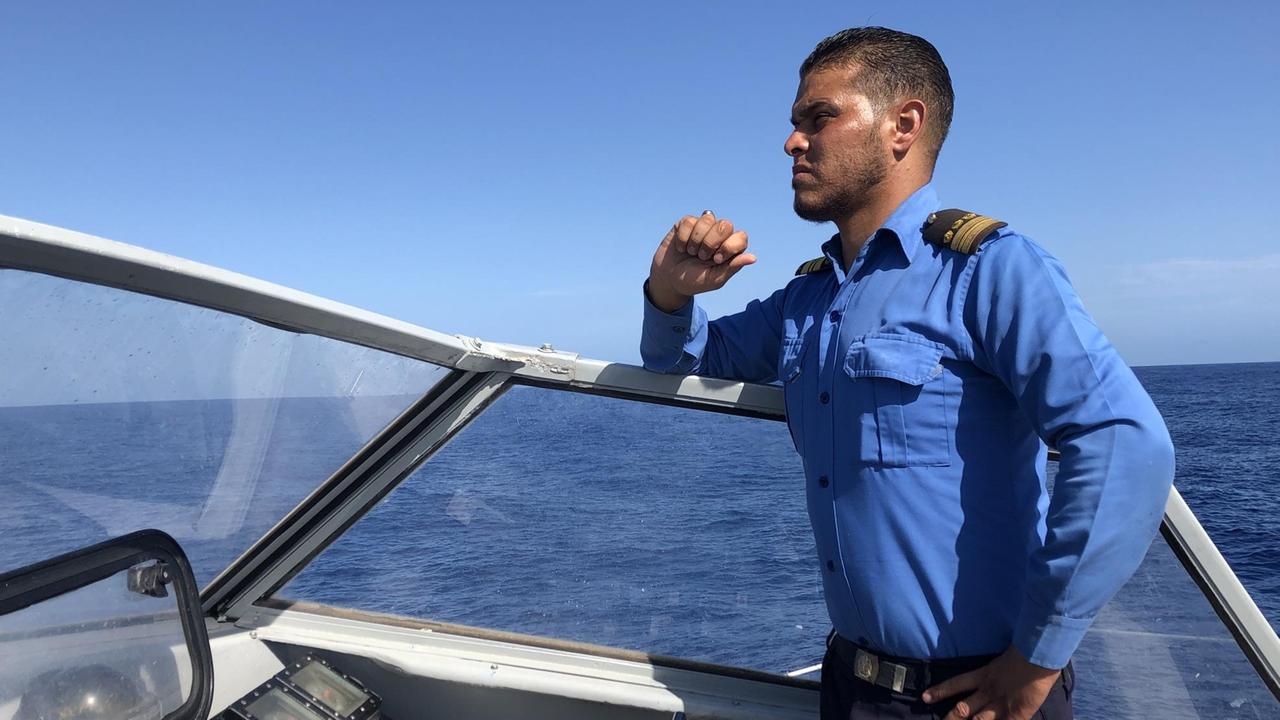 Die libysche Küstenwache patrouilliert im Mittelmeer und versucht Migranten an der Flucht zu hindern. Die libysche Küstenwache patrouilliert im Mittelmeer und versucht Migranten an der Flucht zu hindern.