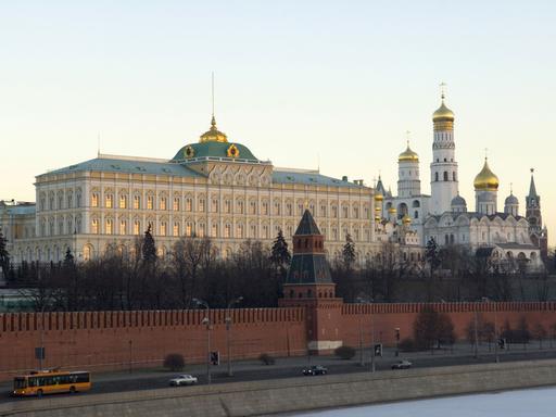 Der Kreml an den Ufern der Moskwa in Moskau.