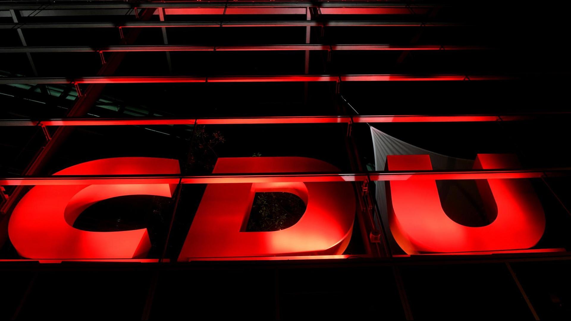 Das Logo der CDU ist in Berlin an der CDU-Zentrale, dem Konrad-Adenauer-Haus, rot beleuchtet. Das Logo der CDU ist in Berlin an der CDU-Zentrale, dem Konrad-Adenauer-Haus, rot beleuchtet.