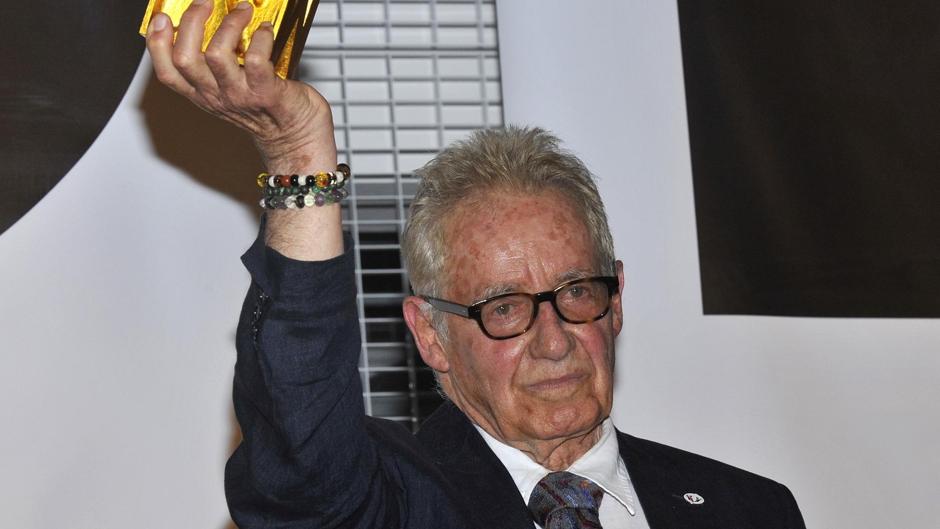 Der Regisseur Peter Lilienthal wird am Donnerstag (23.06.2011) in München (Oberbayern) mit dem Ehrenpreis des Metropolis-Regiepreises von der Verwertungsgesellschaft Bild-Kunst ausgezeichnet. Anlässlich des 35-jährigen Bestehens des Bundesverbandes der Film-und Fernsehregisseure e.V. wurde ein neuer Regiepreis ins Leben gerufen, der die Bedeutung und die herausragenden Leistungen des Berufsstandes für die Filmbranche exklusiv, frei und unabhängig ehrt. Der Regisseur Peter Lilienthal wird am Donnerstag (23.06.2011) in München (Oberbayern) mit dem Ehrenpreis des Metropolis-Regiepreises von der Verwertungsgesellschaft Bild-Kunst ausgezeichnet. Anlässlich des 35-jährigen Bestehens des Bundesverbandes der Film-und Fernsehregisseure e.V. wurde ein neuer Regiepreis ins Leben gerufen, der die Bedeutung und die herausragenden Leistungen des Berufsstandes für die Filmbranche exklusiv, frei und unabhängig ehrt.
