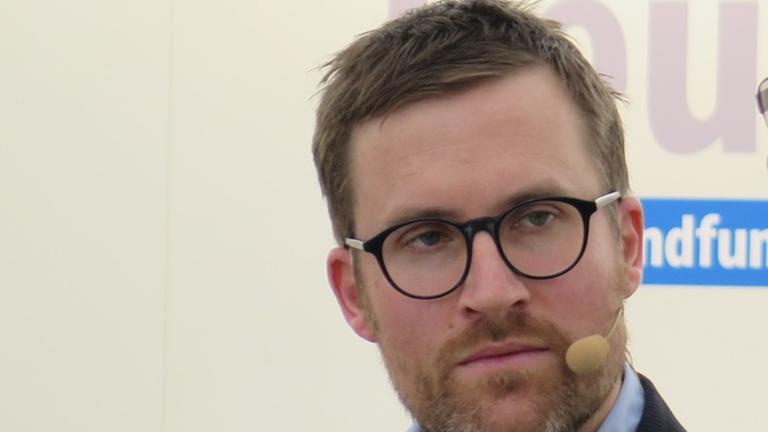 Philipp Felsch auf der Bühne von Deutschlandfunk Kultur auf der Leipziger Buchmesse. Philipp Felsch auf der Bühne von Deutschlandfunk Kultur auf der Leipziger Buchmesse.