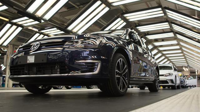 In der Endabnahme: Ein Hybrid-Golf in der Auto-Produktion des Volkswagen-Werks in Wolfsburg.