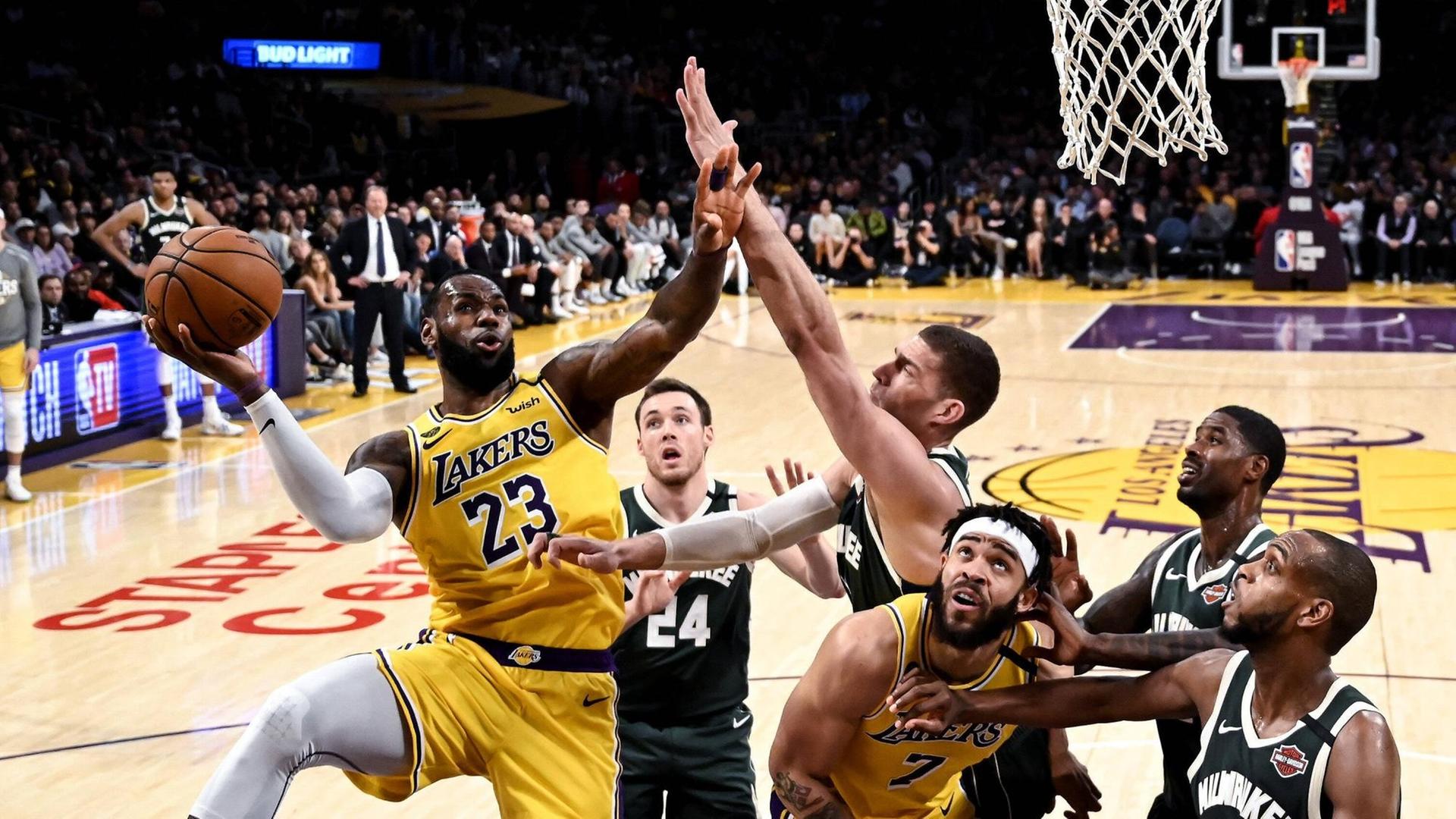 Basketball-Spiel zwischen den Los Angeles Lakers and Milwaukee Bucks am 6. März 2020. Der LA-Spieler LeBron James bei einem Wurf. Basketball-Spiel zwischen den Los Angeles Lakers and Milwaukee Bucks am 6. März 2020. Der LA-Spieler LeBron James bei einem Wurf.