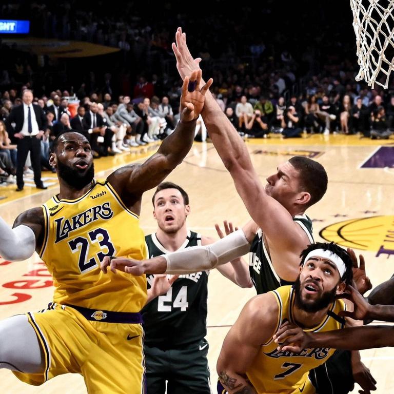 Basketball-Spiel zwischen den Los Angeles Lakers and Milwaukee Bucks am 6. März 2020. Der LA-Spieler LeBron James bei einem Wurf.