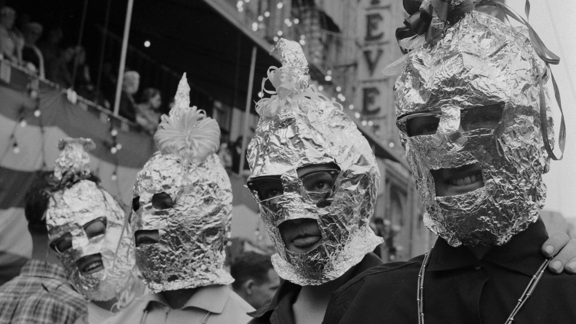 Besucher des Mardi Gras in New Orleans 1955 mit selbstgebastelten Balaclavas aus Alufolie. Besucher des Mardi Gras in New Orleans 1955 mit selbstgebastelten Balaclavas aus Alufolie.