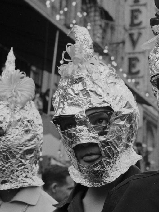Besucher des Mardi Gras in New Orleans 1955 mit selbstgebastelten Balaclavas aus Alufolie.