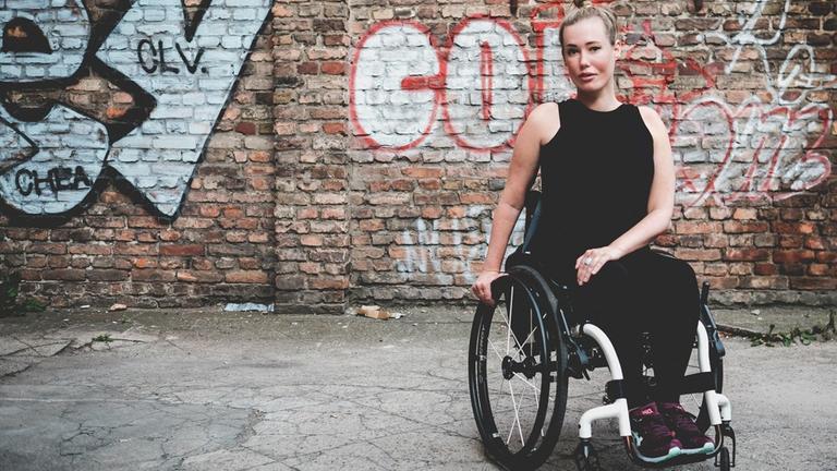 Laura Gehlhaar - Rollstuhlfahrerin, Bloggerin, Aktivistin. Laura Gehlhaar - Rollstuhlfahrerin, Bloggerin, Aktivistin.