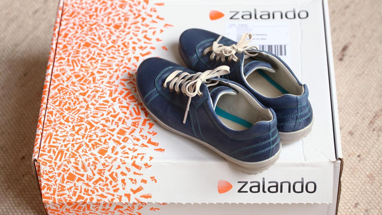 Schuhe von Zalando stehen auf dem Karton.