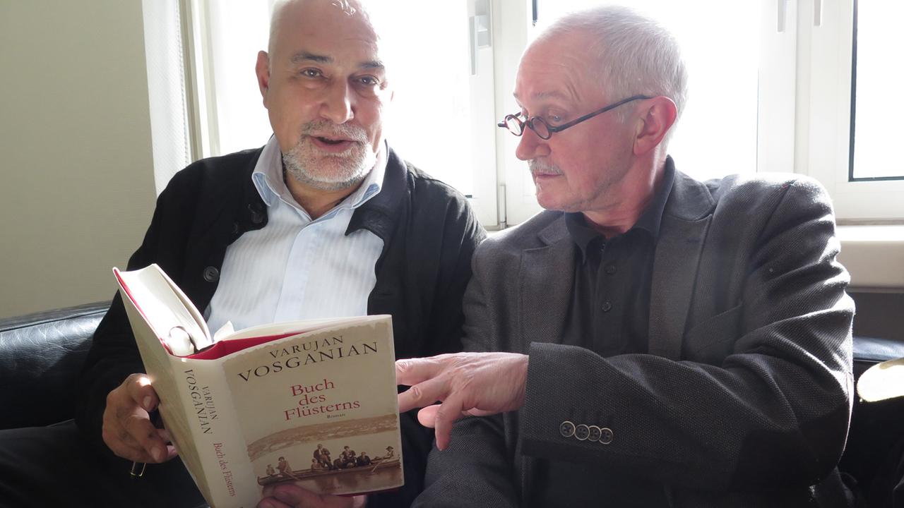 Der Politiker und Schriftsteller Varujan Vosganian, Autor von "Buch des Flüsterns" zusammen mit dem Übersetzer Ernest Wichner zu Gast bei Deutschlandradio Kultur. Der Politiker und Schriftsteller Varujan Vosganian, Autor von "Buch des Flüsterns" zusammen mit dem Übersetzer Ernest Wichner zu Gast bei Deutschlandradio Kultur.
