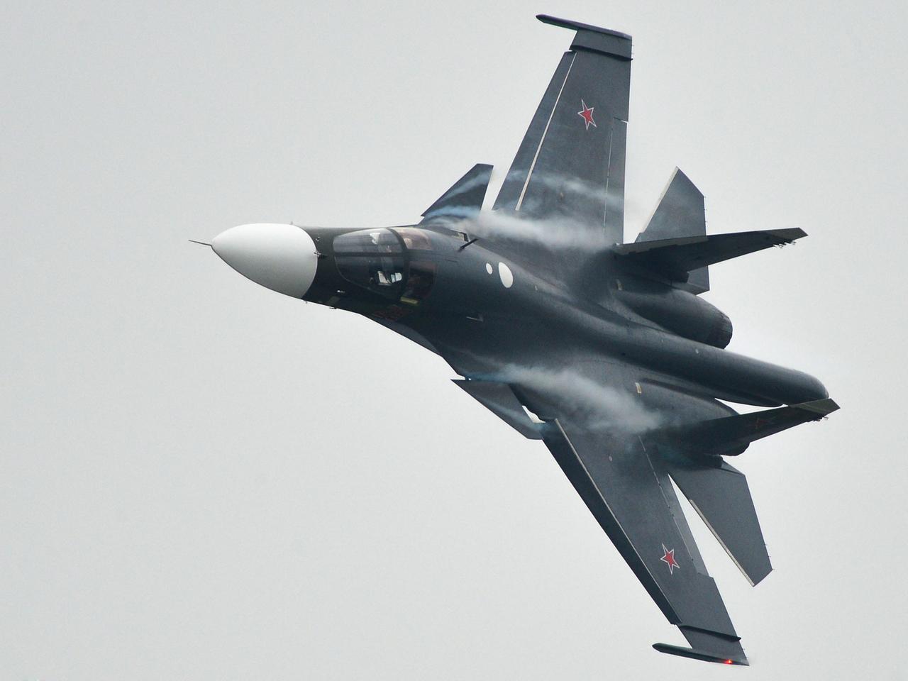 Ein russischer Su-34 Kampfjet fliegt bei einer Flugveranstaltung in Zhukovsky. Ein russischer Su-34 Kampfjet fliegt bei einer Flugveranstaltung in Zhukovsky.