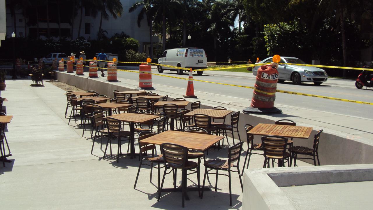 Ein Restaurant in Miami Beach, Autos können jetzt auf Tische und Stühle herabschauen. Ein Restaurant in Miami Beach, Autos können jetzt auf Tische und Stühle herabschauen.