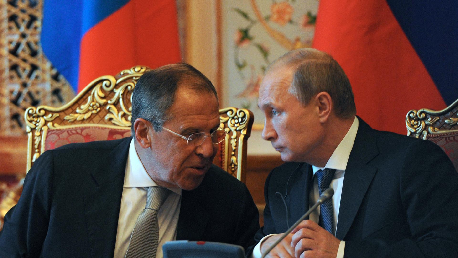 Wladimir Putin mit seinem Außenminister Sergej Lawrow. Wladimir Putin mit seinem Außenminister Sergej Lawrow.