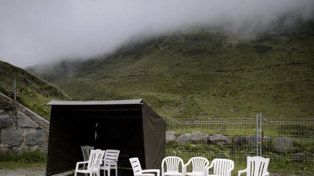 Plastikstühle vor dem Eingang zu einem Militärbunker im abgelegenen Dorf Realp in der Schweiz im August 2013. Die Armeeunterkunft Schweig bei Realp dient als temporäres Asylbewerberzentrum.