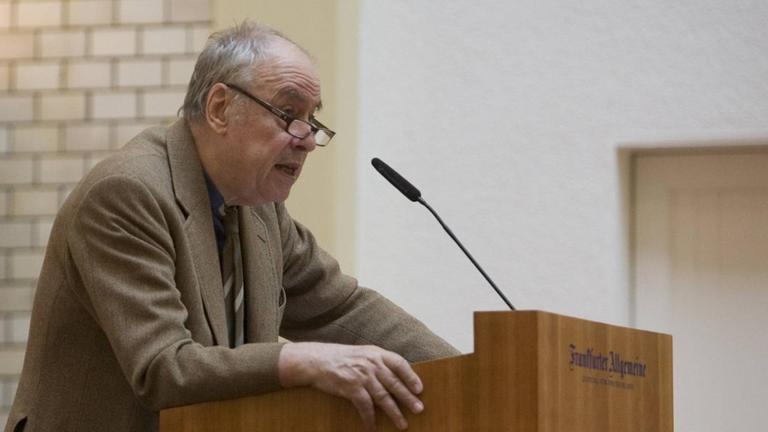 Karl Heinz Bohrer steht an einem Redepult und spricht Karl Heinz Bohrer steht an einem Redepult und spricht