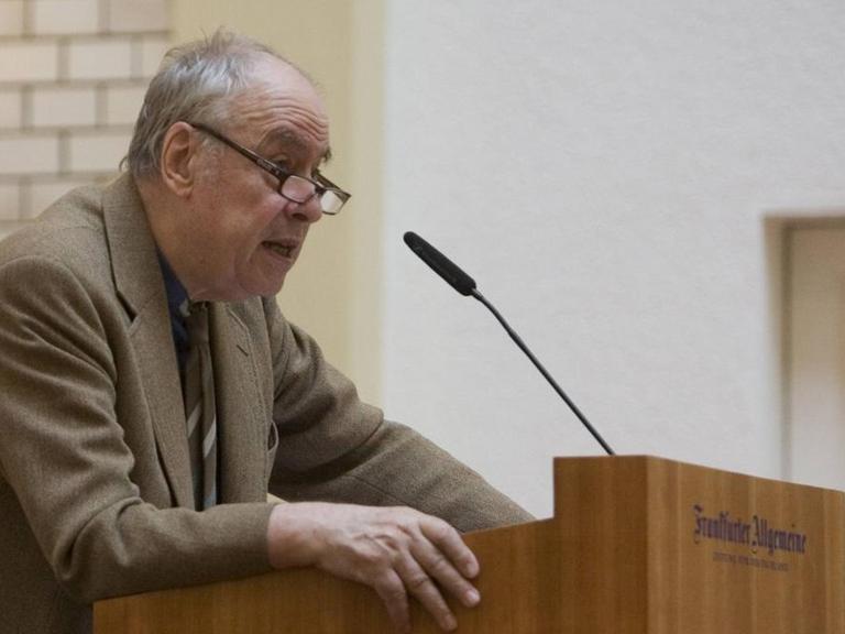 Karl Heinz Bohrer steht an einem Redepult und spricht