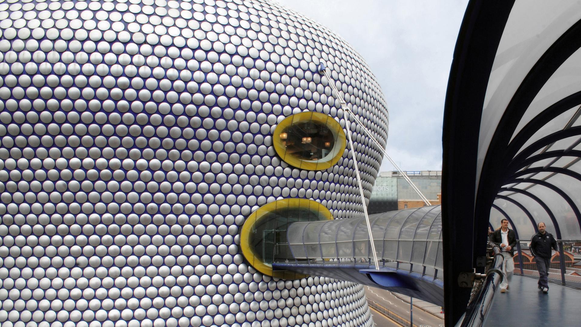 Futuristische Architektur von Jan Kaplicky: das Einkaufszentrum "Selfridges" in Birmingham. Futuristische Architektur von Jan Kaplicky: das Einkaufszentrum "Selfridges" in Birmingham.